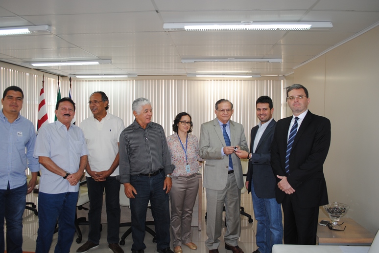 Prefeito Gil Cutrim entrega prestação de contas ao TCE que tem o pai como membro