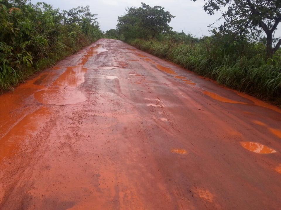Estrada 'recuperada' com recursos do Incra continua esburacada