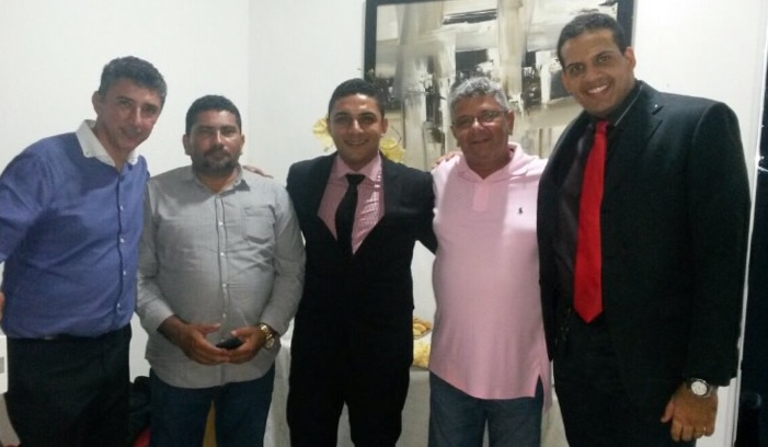 O advogado Zé Carlos Durans ao lado do filho e amigos 