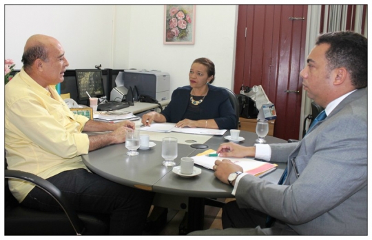 Juíza Oriana Gomes, ao centro, coordenando reunião sobre Termo de Cooperação e o advogado Ronaldo Ribeiro