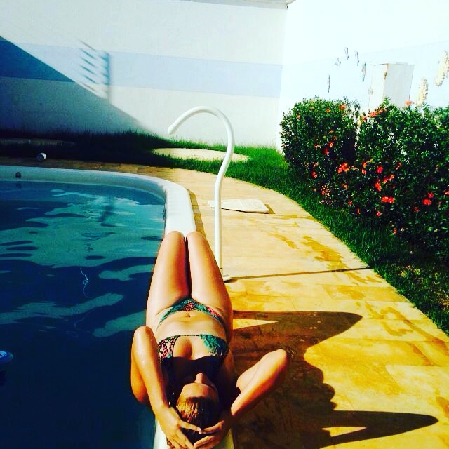 Laice gosta de postar foto da piscina para cutucar os colegas; 