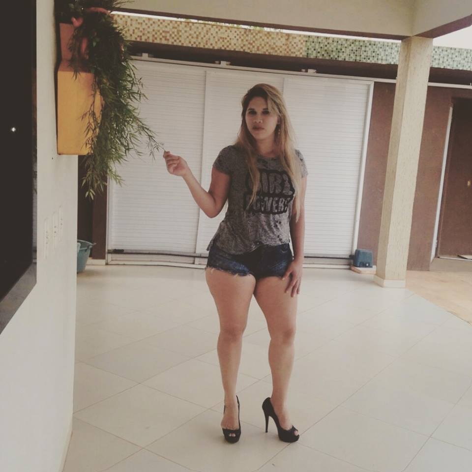 Em qualquer lugar, Laice gosta de posar e não resiste em exibir o momento com os amigos da rede social.