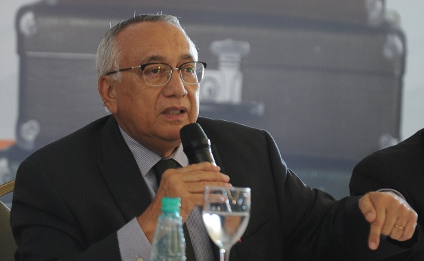 Brasília - O ministro do Turismo, Gastão Vieira, entrega a representantes  de hotéis, certificados do Sistema Brasileiro de Classificação de Meios de Hospedagem (SBClass), implantado no ano passado pelo  Ministério do Turismo