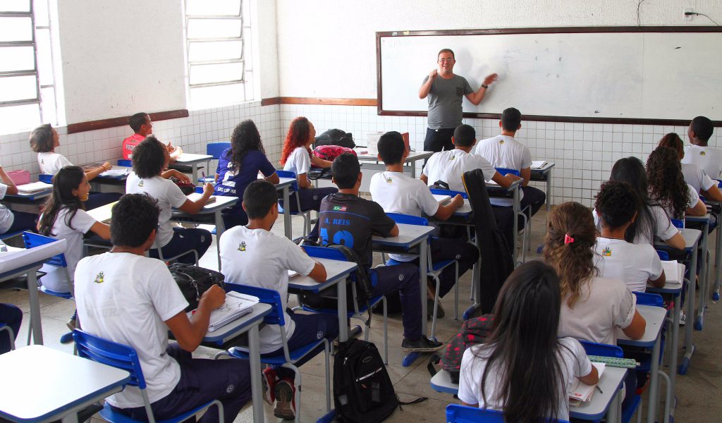 governo-concede-progressao-para-46-mil-professores-do-estado-gilson-teixeira-1024x600