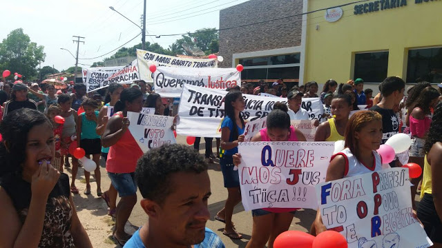 Populares tomaram as ruas do município repudiando denúncias de crimes
