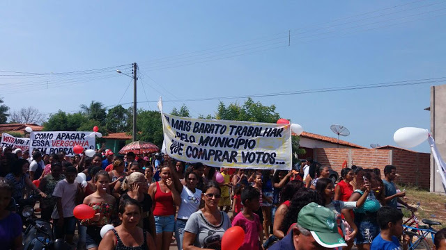 Com faixas e cartazes, manifestantes disseram que não aguentam mais a corrupção praticada pelo prefeito Iomar Salvador.